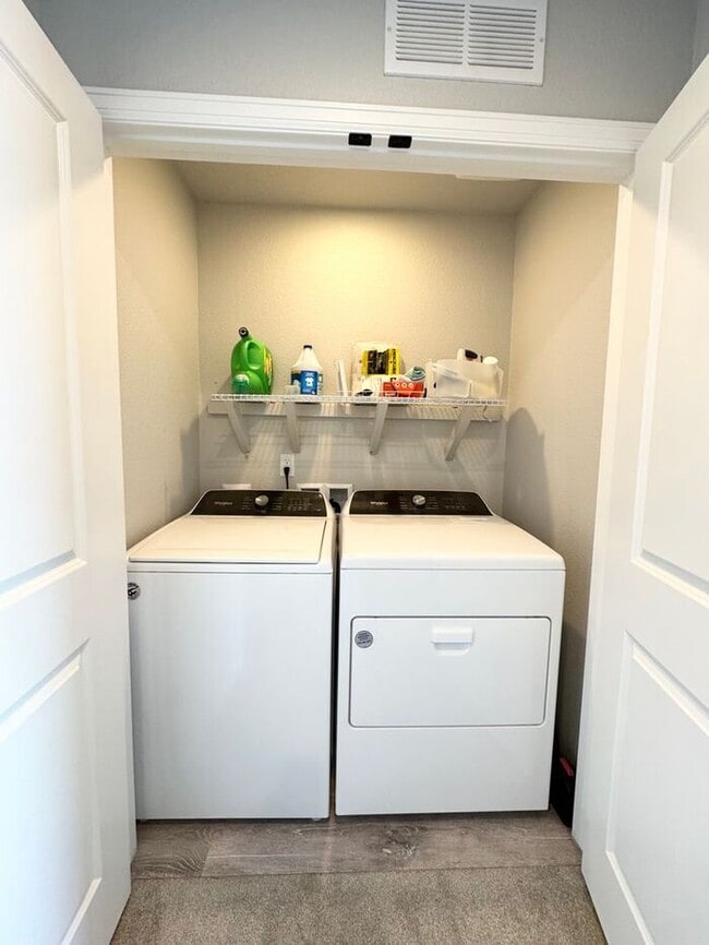 Building Photo - Beautiful 3 bedroom 3.5 bath Townhome Minutes from Downtown Johnstown