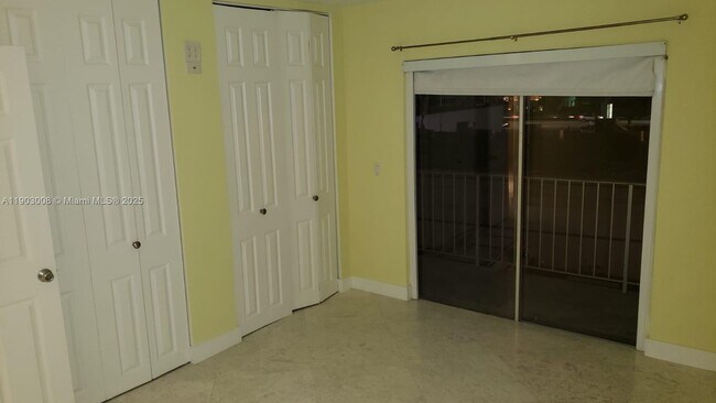 Building Photo - 1100 NE 1st Ct