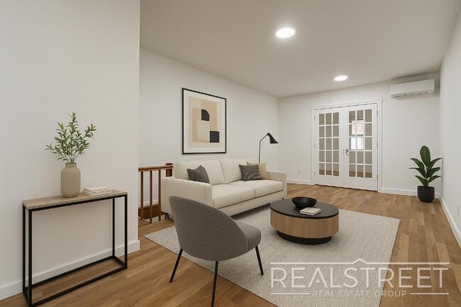Building Photo - Massive 4BD/4BA Duplex with Office & Priva...