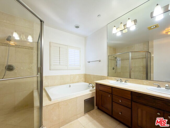 Building Photo - 11692 Darlington Ave