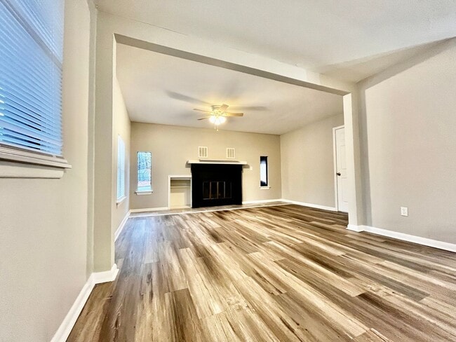 Building Photo - Beautiful 3 Bedroom 2 Bath Home