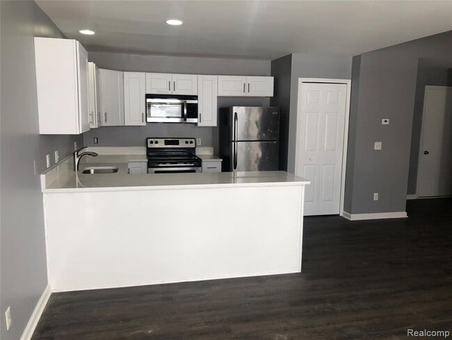 Building Photo - 234 Stonegate E