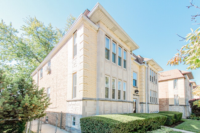Building Photo - 6669 W Devon Ave