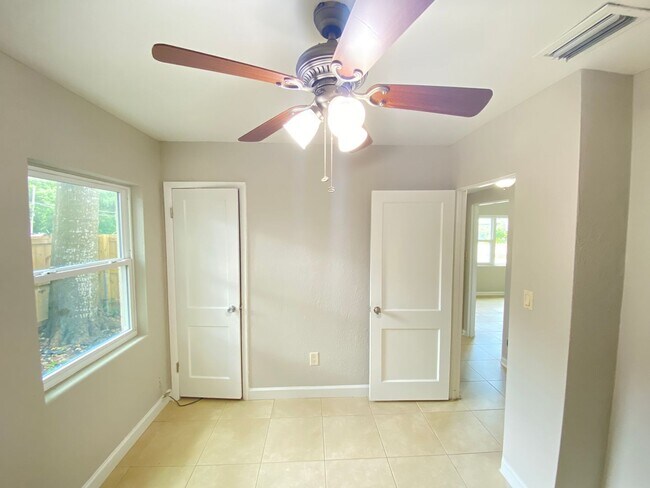 Building Photo - 3/2 single family home minutes from Lake E...