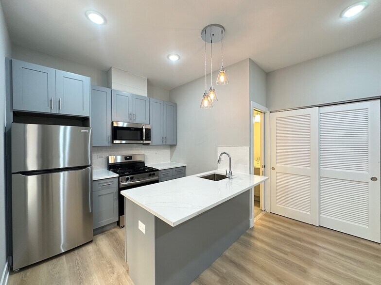 Building Photo - 419 W Belden Ave