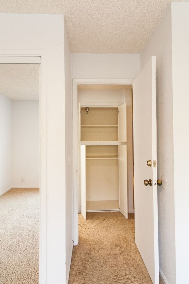 Building Photo - Great location, 2 Bedroom Condo