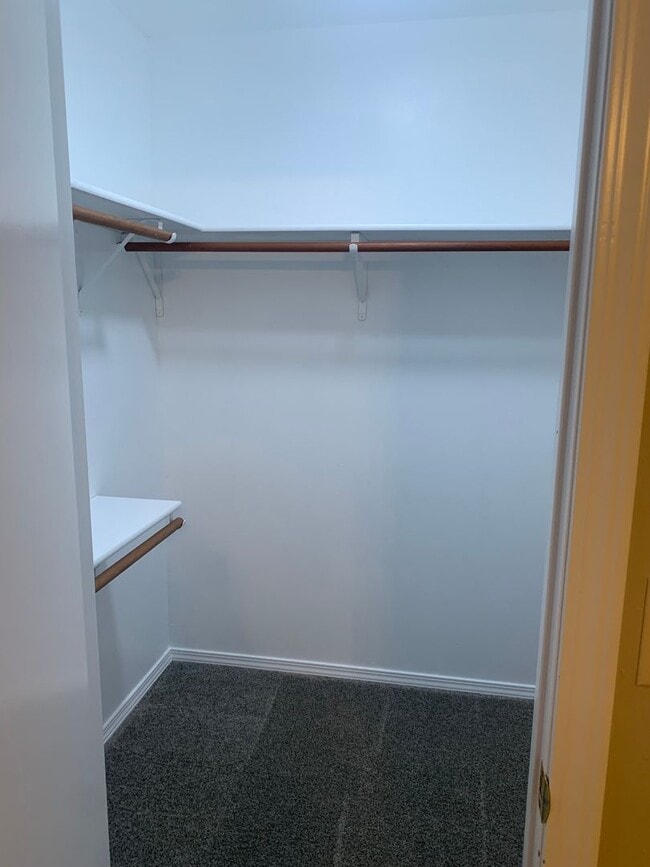 Building Photo - Beautiful updated 3 Bedroom 2 Bathroom Hom...