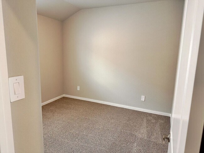 Building Photo - New 3 Bedroom in the sought after Westmor ...