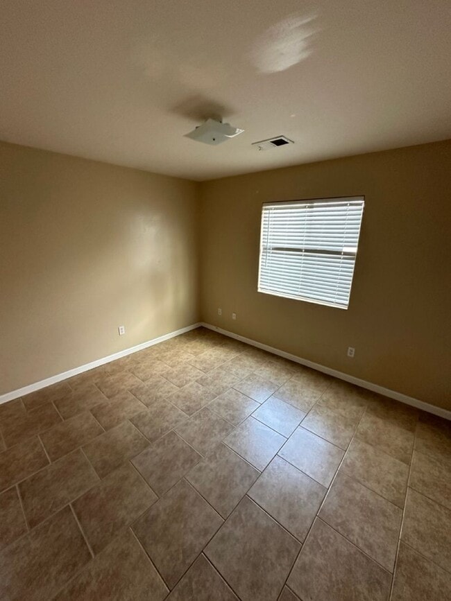 Building Photo - Charming 4-Bedroom, 2-Bathroom Home in Southeast Bakersfield