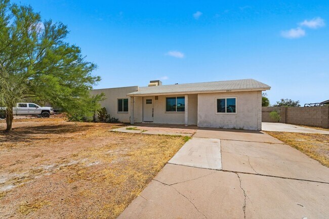 Building Photo - Discover this beautifully renovated 3-bedroom, 2-bath home in Mesa, AZ!