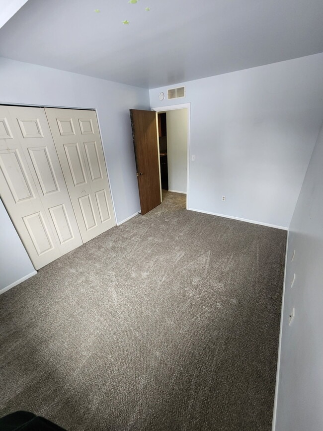 Building Photo - 1472 W Chateau Vert