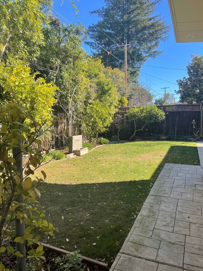 Building Photo - Serene, Executive 5 Bedroom 3 Bath Home with Private Front yard and Backyard - Palo Alto