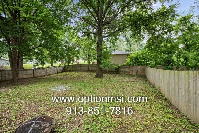 Building Photo - Very Spacious and ready for immediate move-in!!