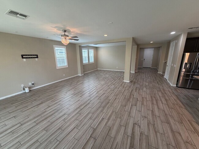 Building Photo - 1322 E Gemini Pl