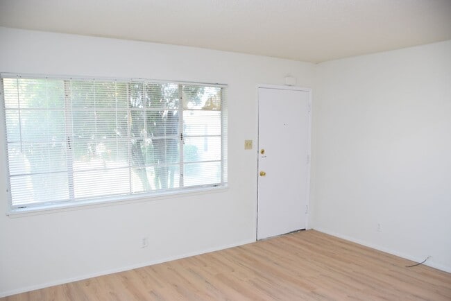 Building Photo - 1 BEDROOM WITH GRASS COURTYARD