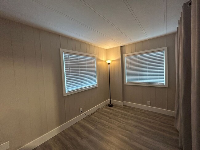 Building Photo - Newly Remodeled 2 Bedroom / 1 Bathroom Man...