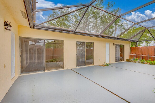 Building Photo - 1240 Summit Pl Cir