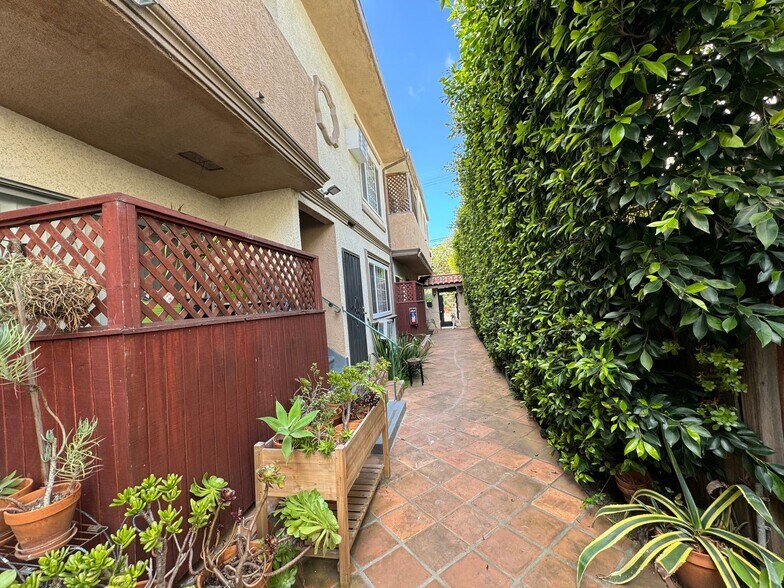 Building Photo - 4106 Inglewood Blvd
