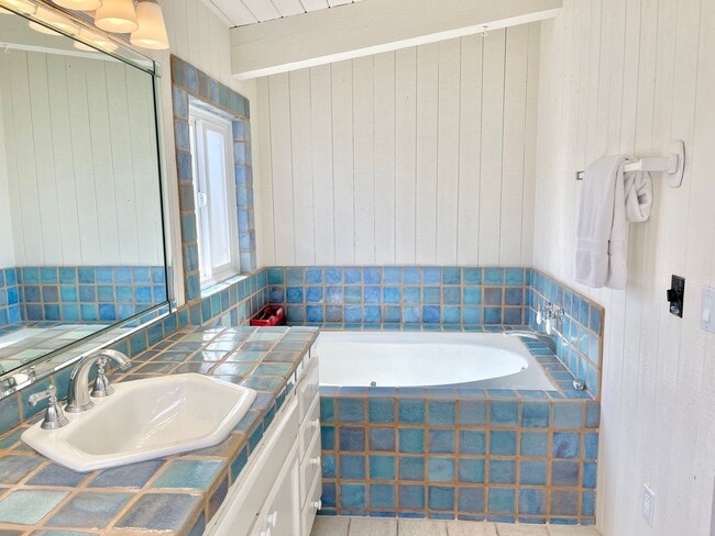 Building Photo - 4025 Ocean Dr