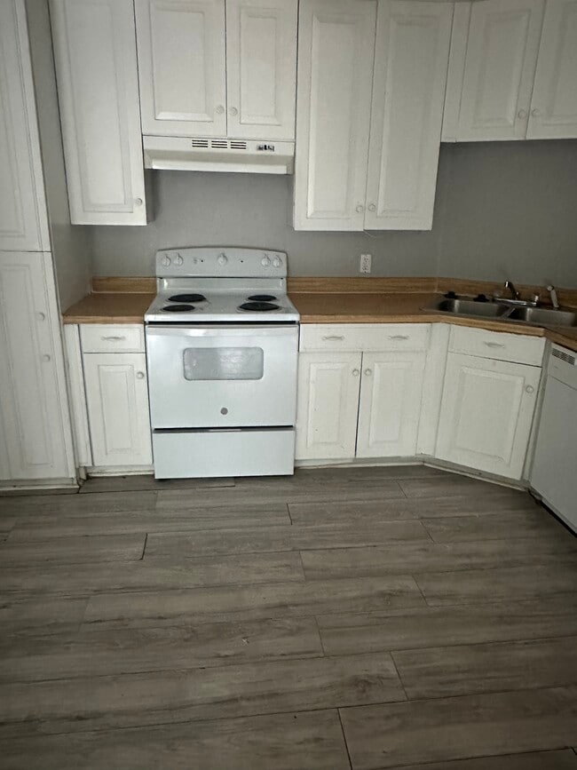 Kitchen #2 - 274 King Henry Rd