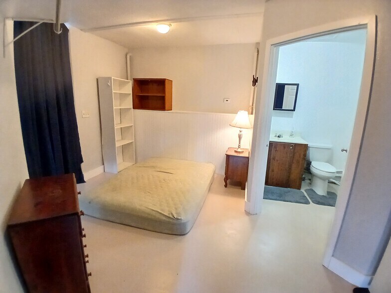 Queen bed size reference - 7460 E Denelle St