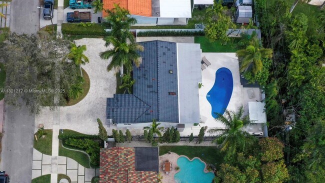 Building Photo - 2020 Alamanda Dr