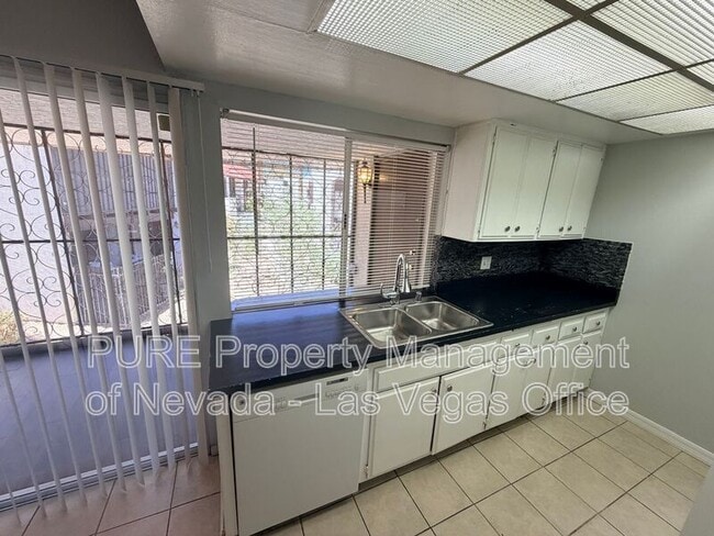 Building Photo - 1405 E Vegas Valley Dr