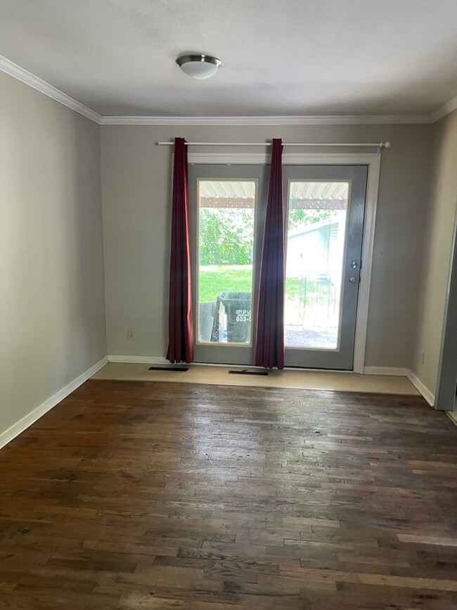 Building Photo - 3 bedroom/2 bath house close to KU with washer/dryer