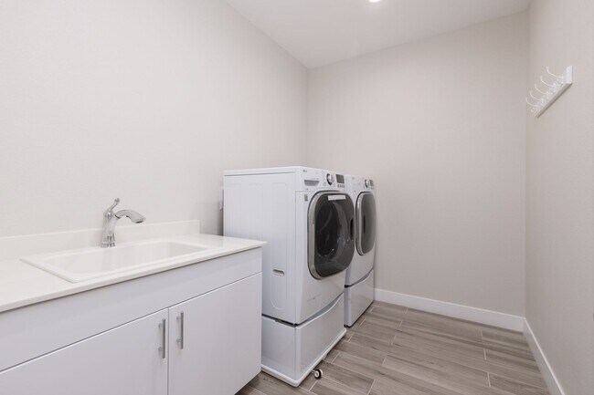 Building Photo - Luxury Summerlin/Affinity townhome