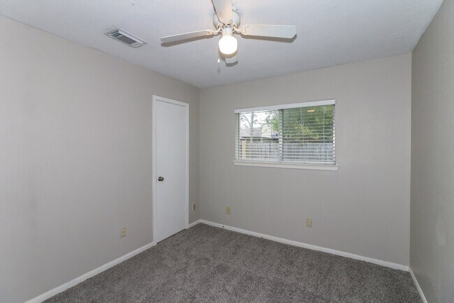 Building Photo - 6527 La Violetta Dr