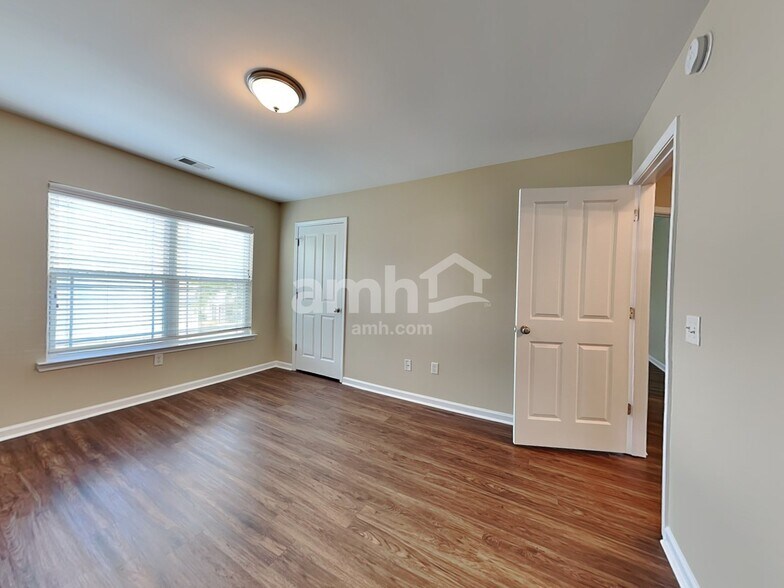Building Photo - 100 Summer Hill Ct