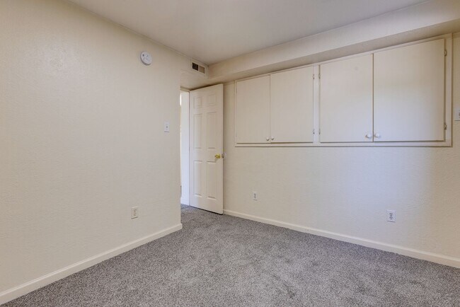 Building Photo - 182 W Warrington Ave