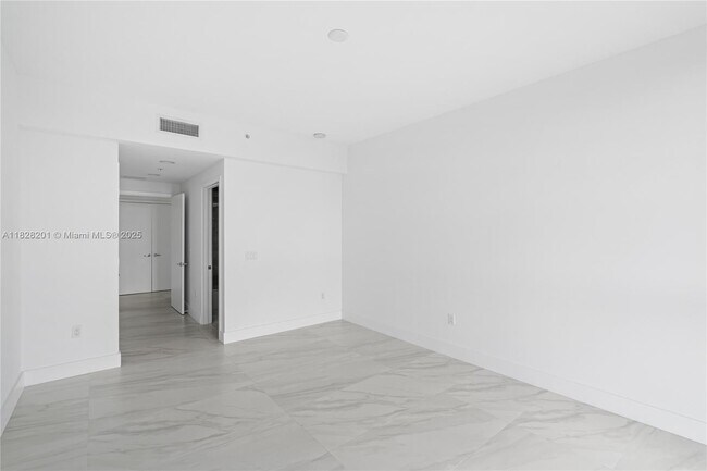 Building Photo - 17111 Biscayne Blvd