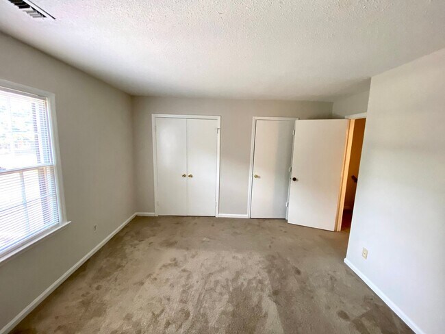 Building Photo - Charming 2-bedroom 1.5-bath home 10 minute...