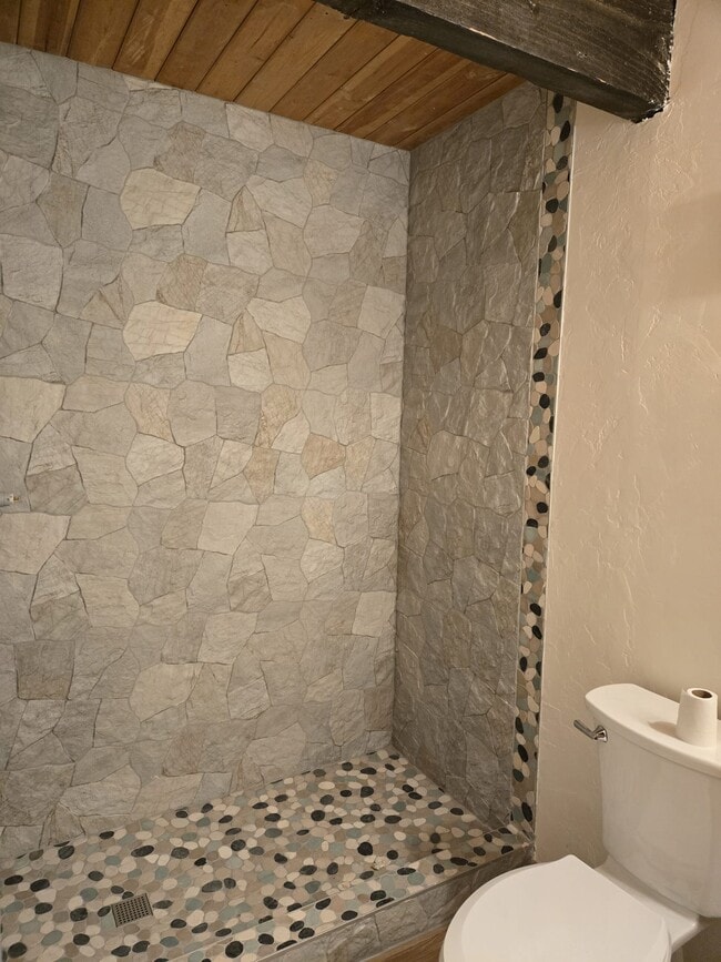 Building Photo - 320 Blue River Rd