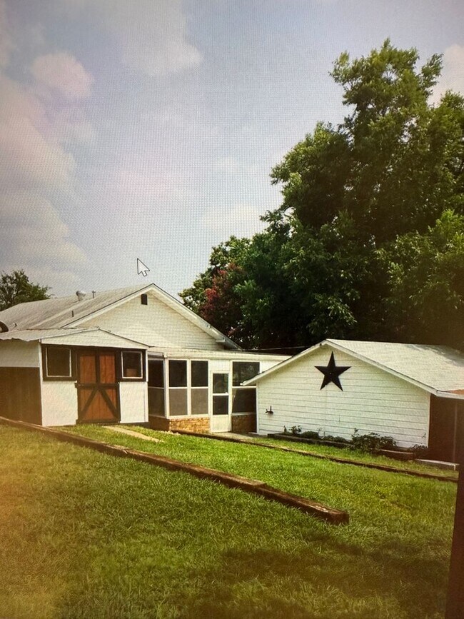 Building Photo - Charming 2 bed 2 bath 1 car garage AND 2 CAR CARPORT!!  Modern Farmhouse with Glassed in Sunroom!