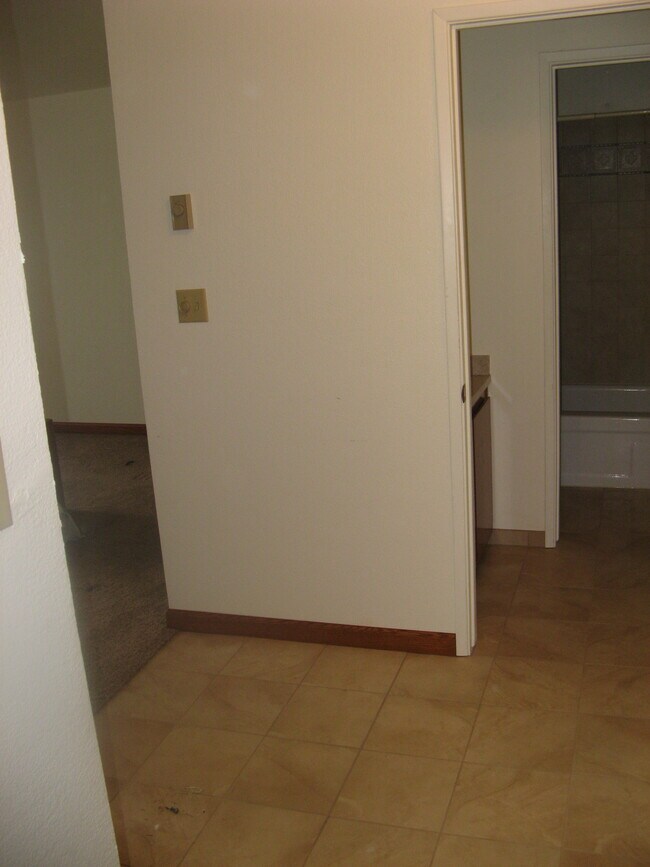 Tile entry foyer - 1036 Oak Grove Rd