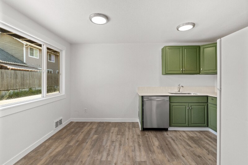 Building Photo - 813 Woodford Ave N