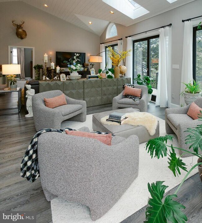 Building Photo - 15841 York Rd