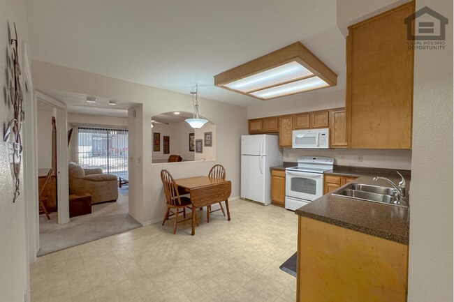Building Photo - 1Bed/2Bath Furnished House in 55+ Age-Restricted Community in East Mesa!