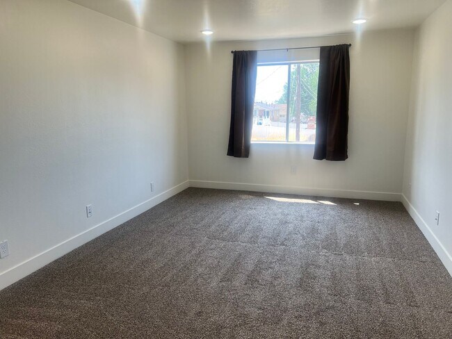 Building Photo - 345 E 400 N