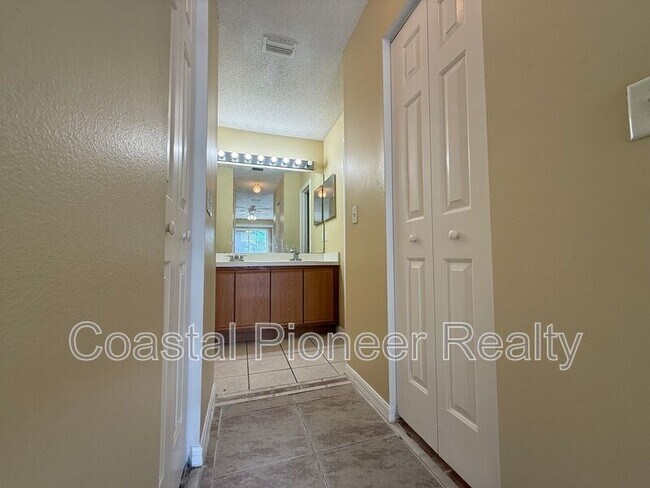Building Photo - 724 Versailles Ln