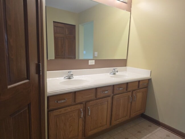Building Photo - 2350 Fishhook Way