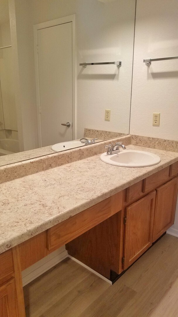 Building Photo - Spacious, Remodeled Duplex Unit Near Hulen...