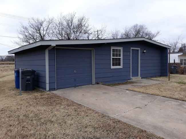 Building Photo - 3 Bedroom 1 Bath 1 Car Garage / Remodeled