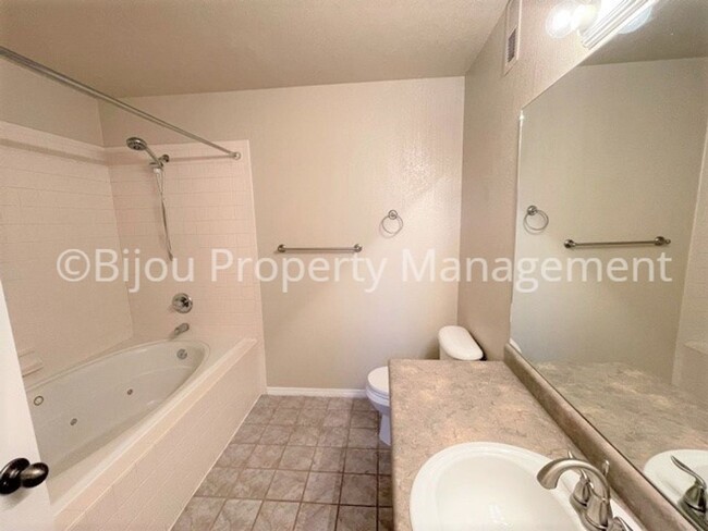 Building Photo - 6735 Delmonico Dr
