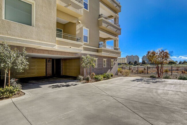 Building Photo - Mira Villa Condo