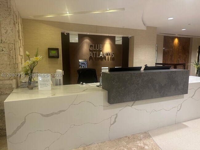 Building Photo - 2555 Collins Ave