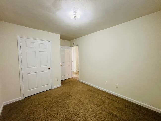 Building Photo - 840 Patrick Henry Dr
