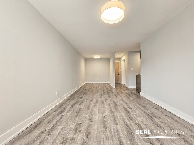 Building Photo - 445 W Barry Ave